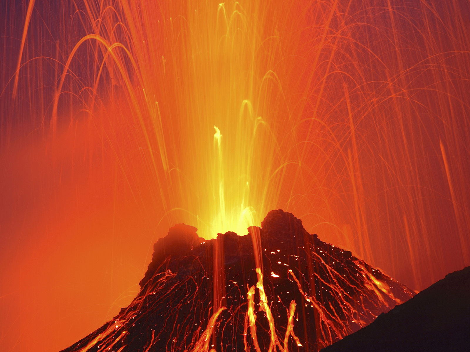 Вулкан Кракатау расположен на Малайском Архипелаге, в Индонезии. Он
